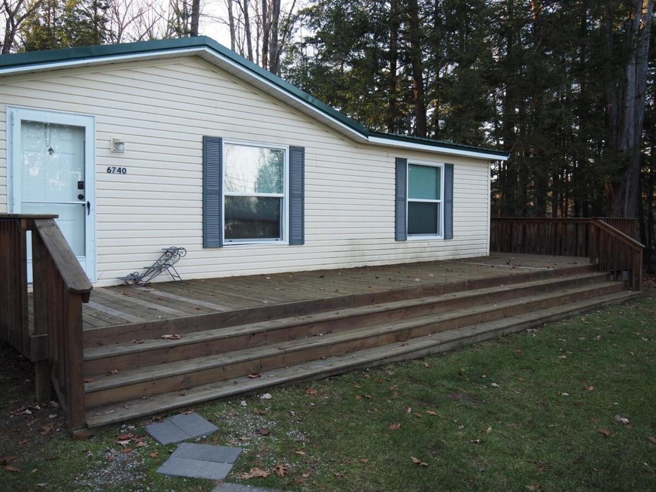 The Green Lake Getaway - Shared Lake Access! Interlochen Εξωτερικό φωτογραφία
